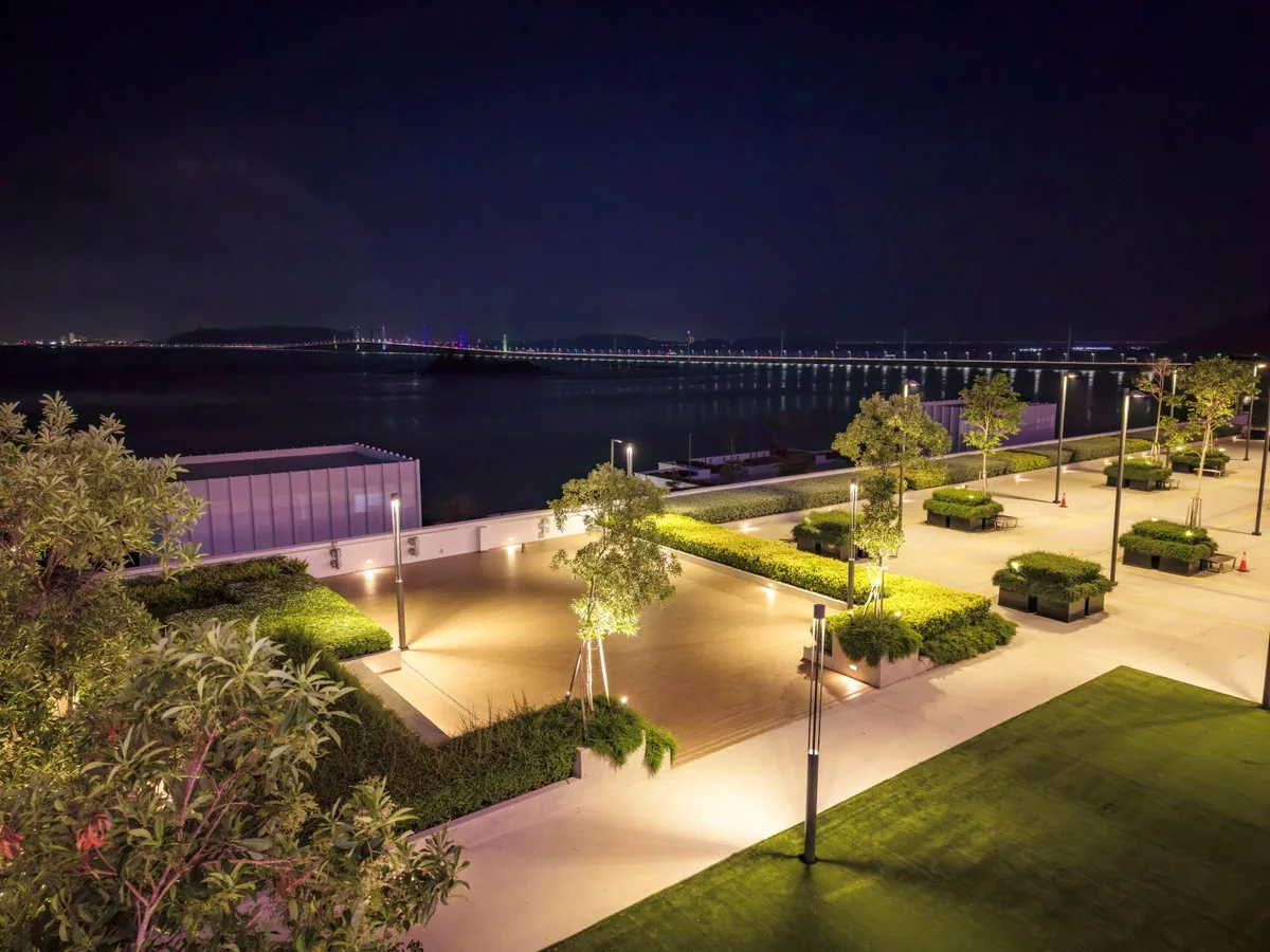 PWCC 附近可見檳城大橋燈光的海濱夜景實景