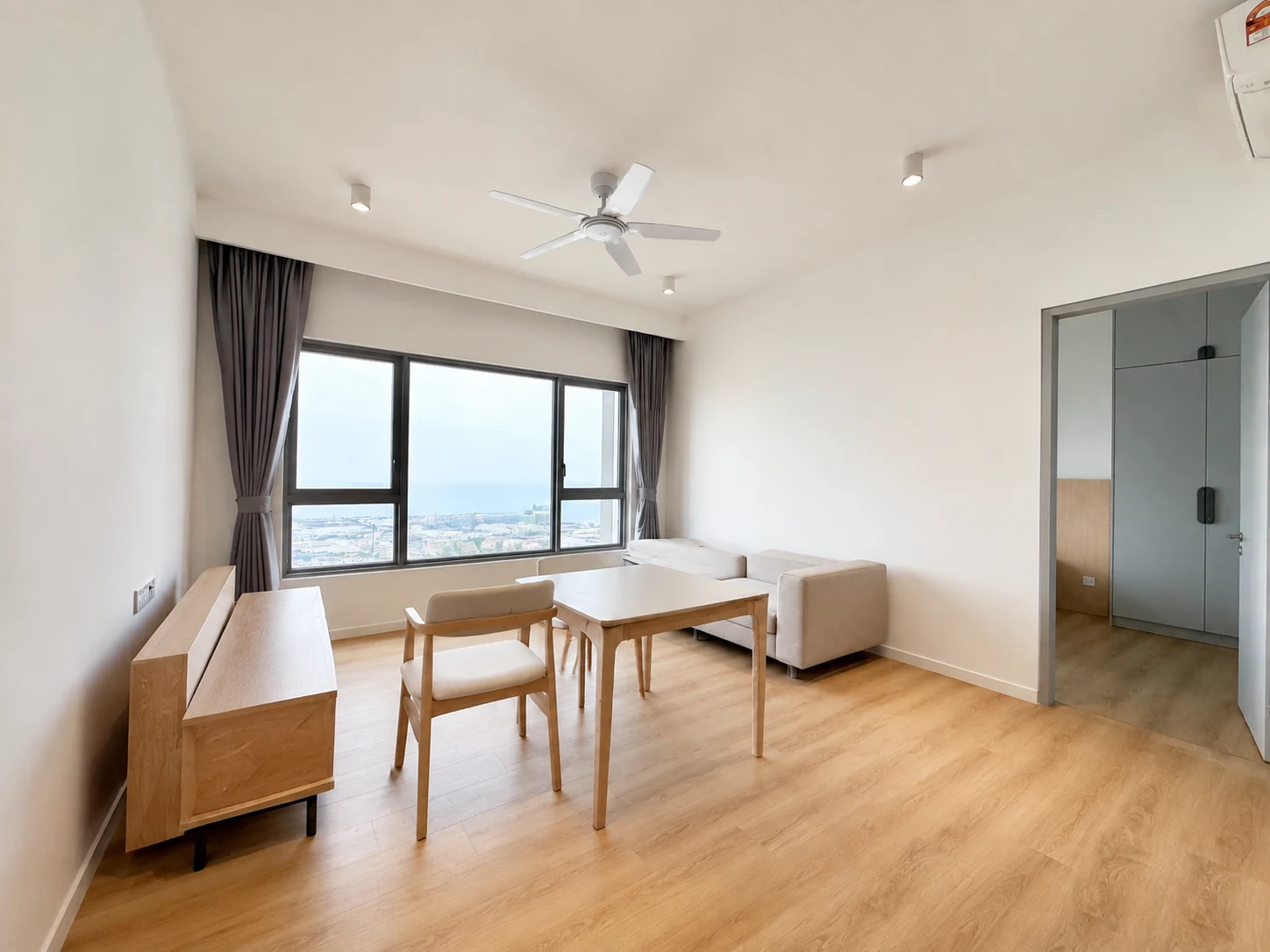 The Meg 567 sqft 真实客厅与饭厅
