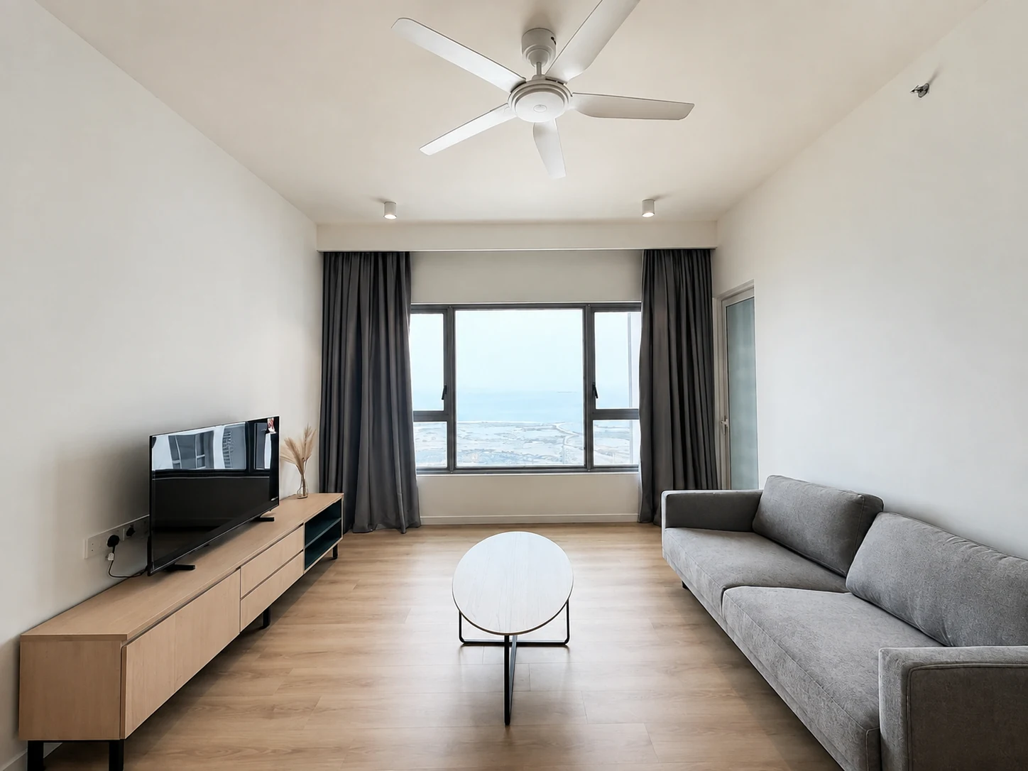 The Meg 723 sqft 真实客厅