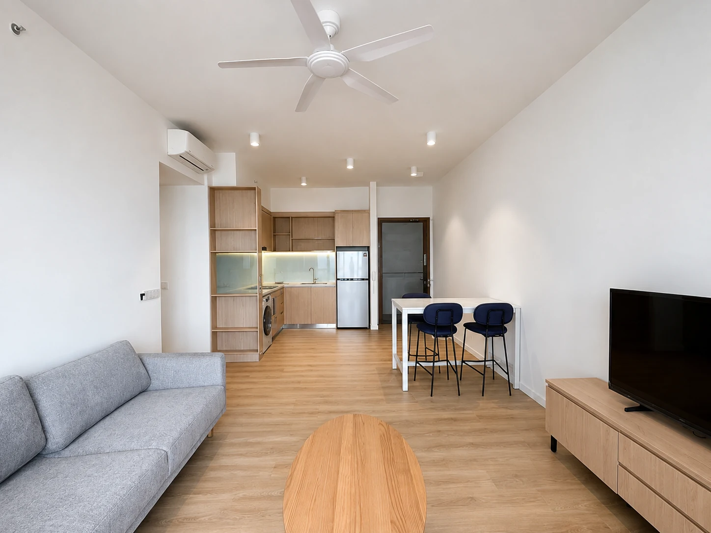 The Meg 723 sqft 客厅饭厅与厨房全景